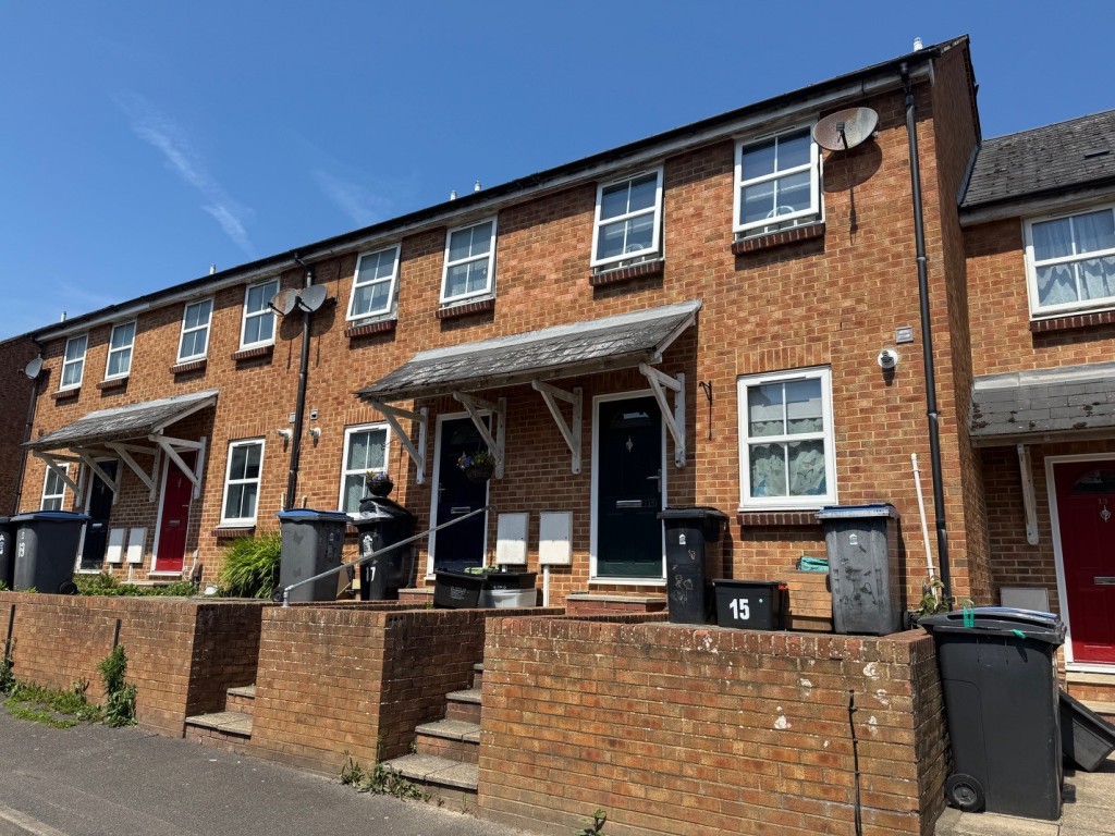 Lot: 98 - MODERN FREEHOLD TWO-BEDROOM TERRACE HOUSE FOR INVESTMENT - General view of terrace